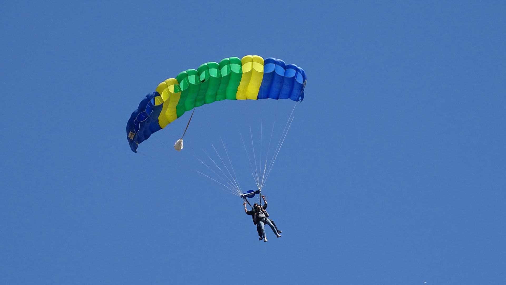 personne en parachute jaune et bleu